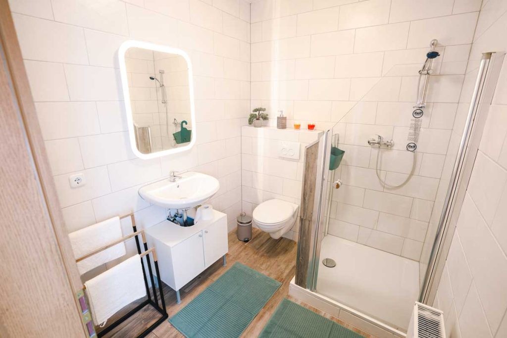 ferienwohnung-gera-bad-badezimmer-dusche-neu-handtücher-bettwäsche-inklusive-reinigung-sauber-sehr-gute-bewertungen-erfahrung-austattung-top-neu-renoviert
