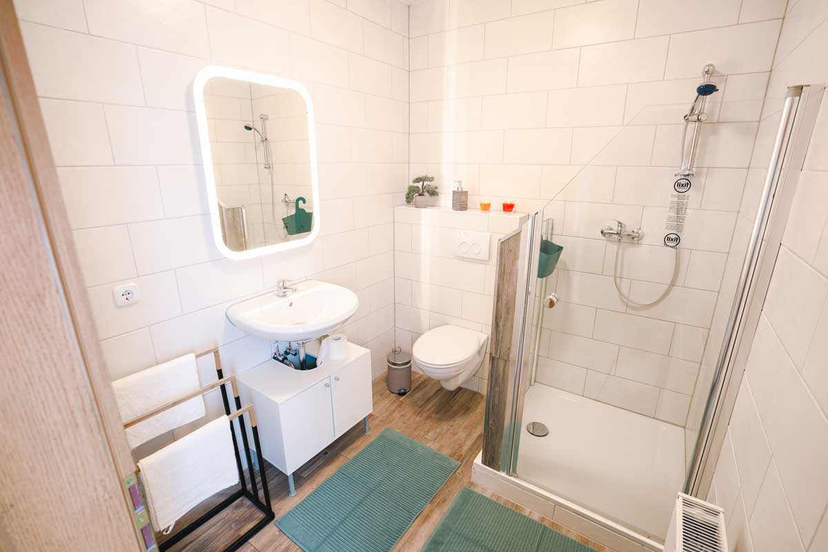 ferienwohnung-gera-bad-badezimmer-dusche-neu-handtücher-bettwäsche-inklusive-reinigung-sauber-sehr-gute-bewertungen-erfahrung-austattung-top-neu-renoviert