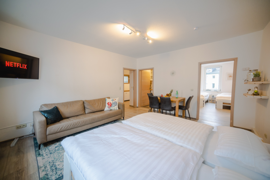 große-ferienwohnung-in-gera-4-personen-4-betten-airbnb-unterkunft-übernachten